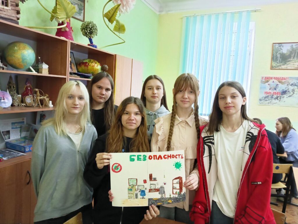 Акция "Безопасность в цифровом мире". Плакаты обучающихся "Безопасность в цифровом мире".